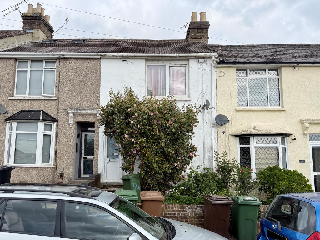 Lot: 101 - MID-TERRACE HOUSE FOR REFURBISHMENT - Mid-terrace house